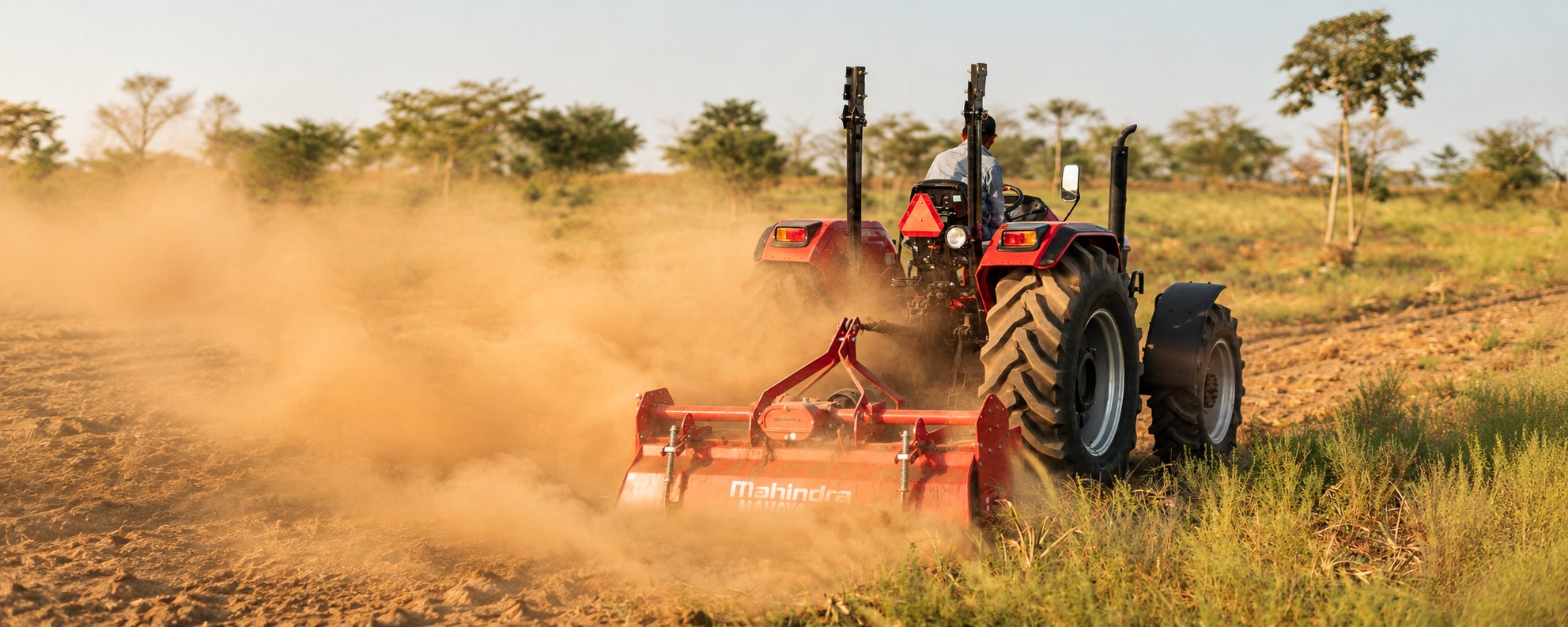 Mahindra con rotovator preparando el terreno